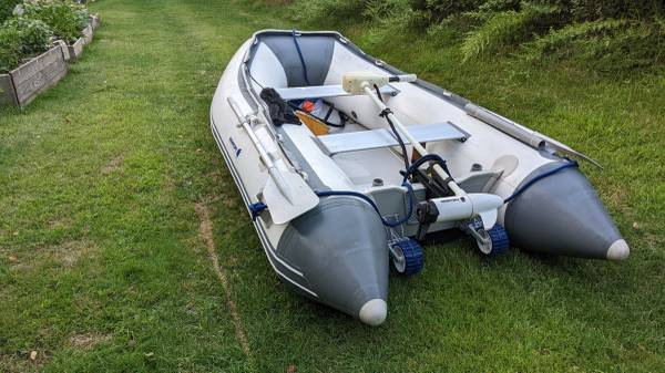 Photo inflatable 4 person boat $600