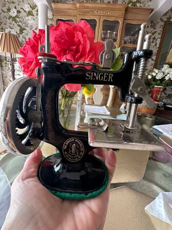 Photo 1920s SINGER Childs Toy REAL Sewing Machine Model 20 Hand Crank 1925 $125