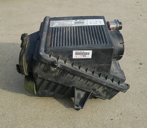 Photo 1999-2007 GMC SIERRA 150025003500 Truck Air Cleaner Assembly Box $100