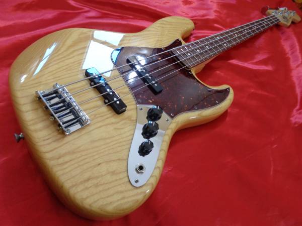 Photo 2011 Fender Deluxe ASH Jazz Bass guitar - $750