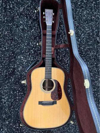 Photo 2012 Martin HD-28V Guitar (MINT) $3,500