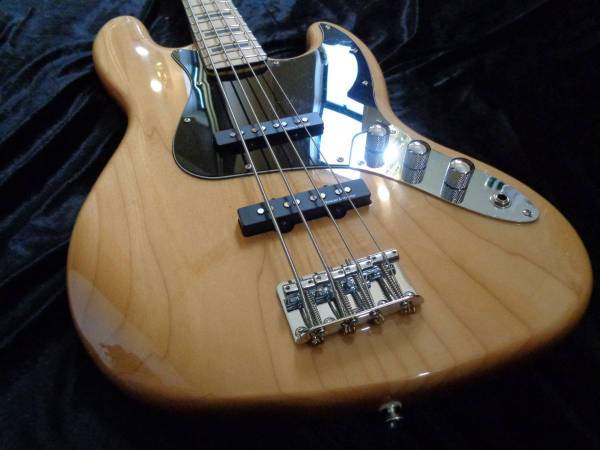 Photo 2012 Squier Vintage Modified 70s Jazz Bass Duncans Designed pickups $375