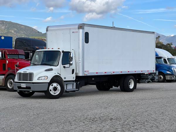 Photo 2015 Freightliner M2 26ft Box Truck With Sleeper $49,000