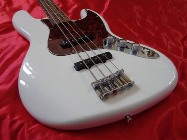 Photo 2016 Squier Vintage Modified Jazz Bass Olympic White. $425