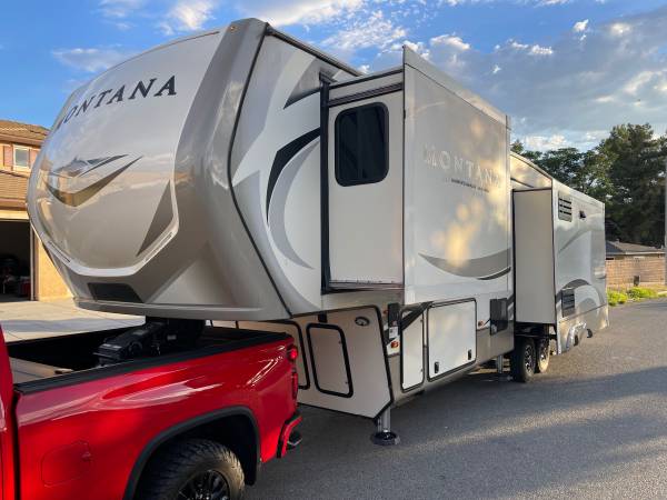 2019 Montana 20th Anniversary 35 FT. 5th Wheel W 3 Slide Outs $49,000