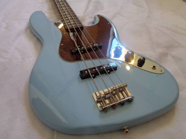 Photo 2020 Squier Classic Vibe 60s Jazz Bass Daphne Blue - $395 $395