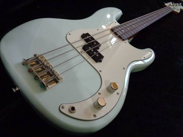 Photo 2021 Squier classic vibe 60s Limited Edition Precision Bass Sonic blue $450