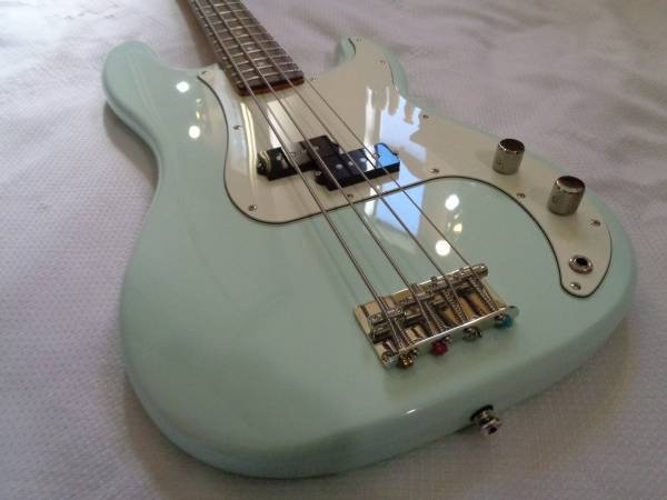 Photo 2021 Squier classic vibe 60s Limited Edition Precision Bass Sonic blue $495