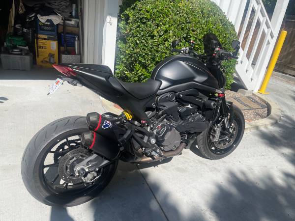 Photo 2022 Ducati monster  $11,000