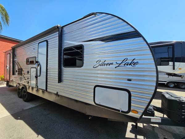 Photo 2022 East to West Silver Lake 27K2D Luxury Travel Trailer Must See $29,900