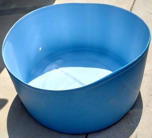 Photo 25 to 30 gallon pot (s) for plants blue color means less heat $20