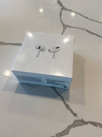 Photo Apple AirPods Pro (1st Generation) with MagSafe Charging Case $95