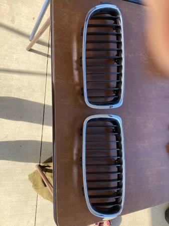 Photo BMW grill series 3 12-16 L  R $25