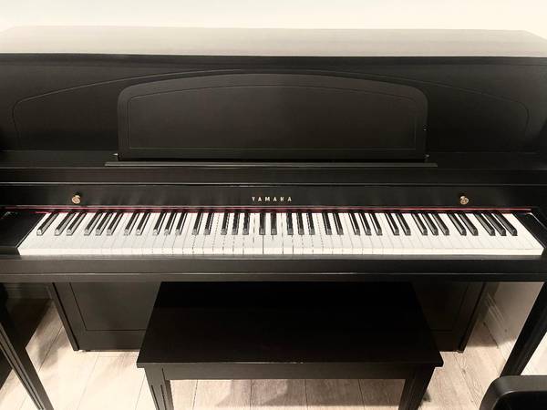 Photo Beautiful Condition 1998 Yamaha Piano Will deliver and Tuning $2,500