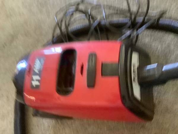 Photo Dirt Devil Vacuum $100