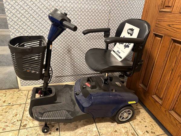 Photo Electric Bobcat 3 Wheel Cart for the Elderly $700