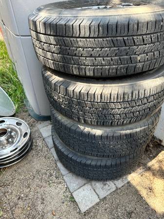 Photo Ford E350 - 4 wheelstires plus a spare - 5 total wheels and tires $100