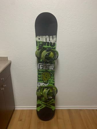 Photo GNU snowboard size 159 Wide $300