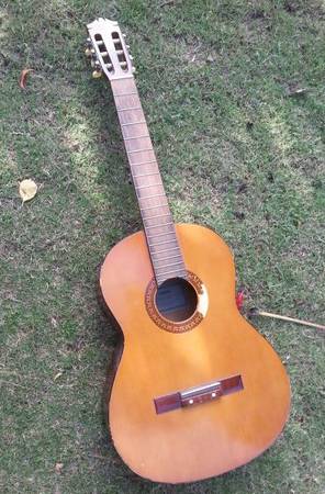 Photo Guitar Yamaha Classical Nylon String $85