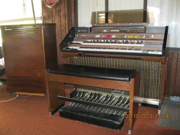 Photo Hammond organ and Leslie speaker $1,800
