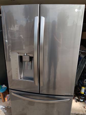 Photo Lg COUNTER DEPTH BLACK STAINLESS STEEL REFRIGERATOR WATER AND ICE DISPENSER $800