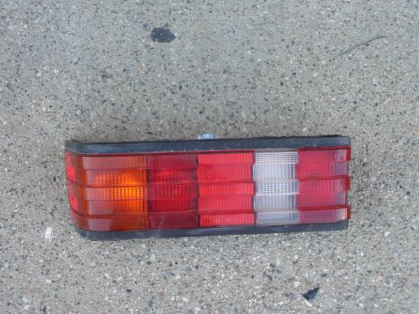 Photo MERCEDES BENZ 190E HDLMPS AND TAIL LAMPS AND DOOR MIRRORS $95