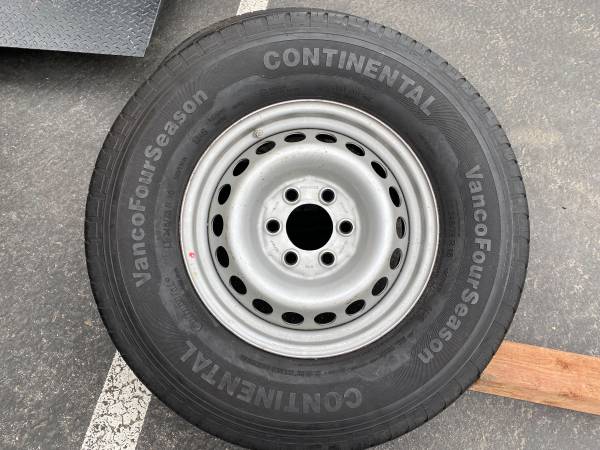 Photo MERCEDES SPRINTER 4 WHEELS AND TIRES 245 75 16 $150