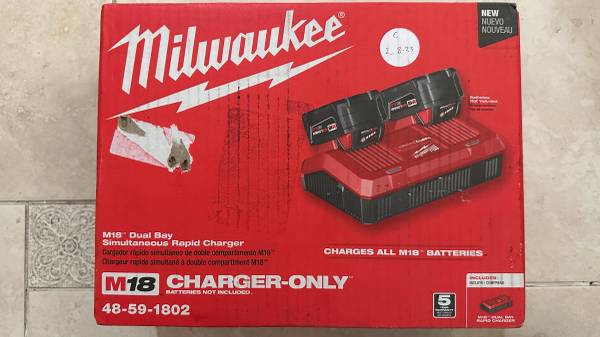 Photo Milwaukee M18 Dual Bay Simultaneous Rapid Charger 48-59-1802 , NEW $90