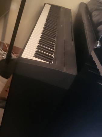 NEW YAMAHA ELECTRIC PIANO - FULL KEYBOARD AND STAND $400