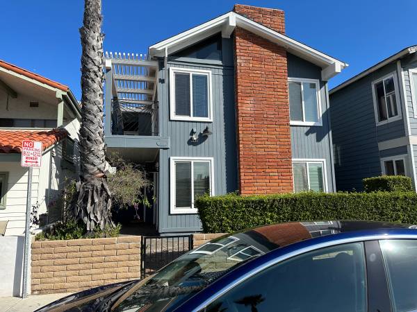 Newport Beach large Downstairs duplex $5,950