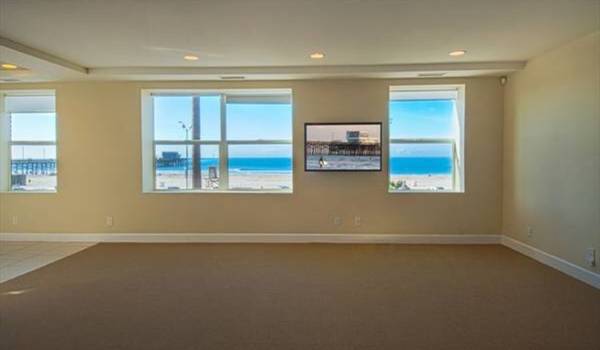 Oceanfront room in apartment facing newport beach pier $1,675