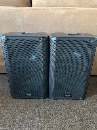 Photo Pair QSC K10 10 speakers with tote bags $1,000