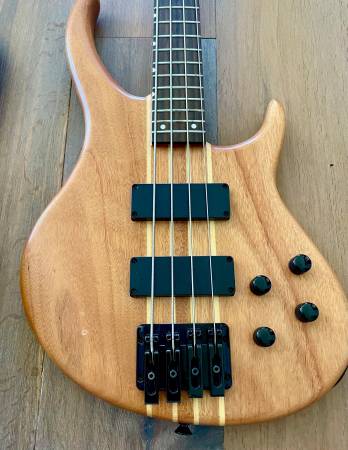Photo Peavey Grind BXP 4-String Electric Bass Guitar $375