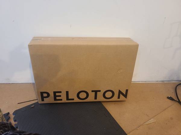 Photo Peloton BIKE PLUS Monitor Peloton  Brand New Monitor $300