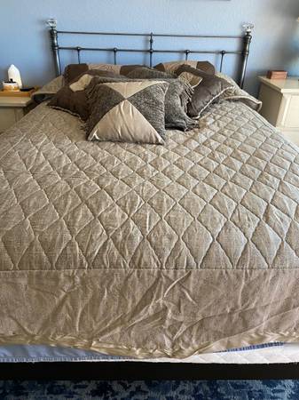 Photo Queen Size RV Comforter  Pillows - Never Used $75