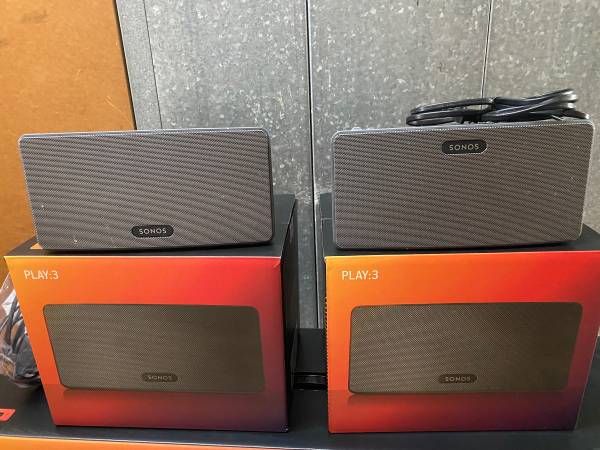 Photo Sonos Sound System - One PlaybarSoundbar and Two Play 3 Speakers and $950