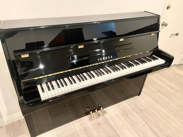 Photo Superb Amazing 1996 Yamaha Upright Piano Will Deliver and Tuning $3,500