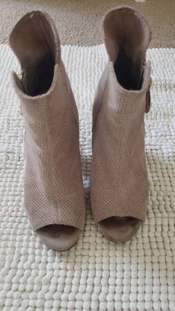 Photo Used Guess Booties 6.5 M $50