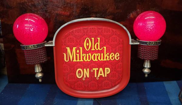 Photo Vintage Old Milwaukee On Tap Lighted Beer Sign $225