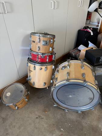 Photo Vintage Pearl Drum Kit - Wood Fiberglass $600