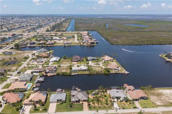 Photo Waterfront Living Beckons Gulf Access Lot in Cape Coral for Sale $525,000