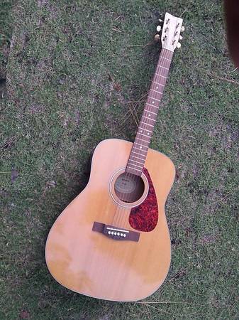 Photo Yamaha Guitar Acoustic With Steel Strings $85