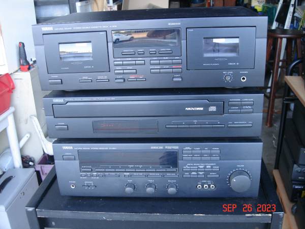 Photo Yamaha Set of Three With remote Control $95