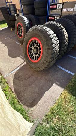 Photo ford F150 Raptor 6 Roush wheels with 37 General tires $1,400