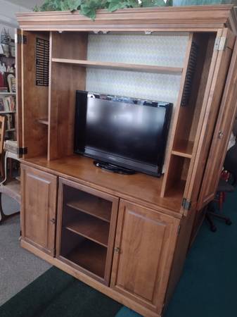 Photo Large Wood Entertainment Center On Castors $225