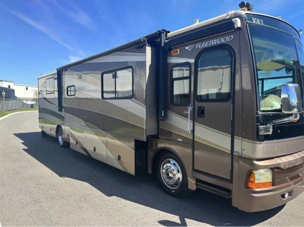 Photo 2005 fleetwood discovery class A motor home $29,500