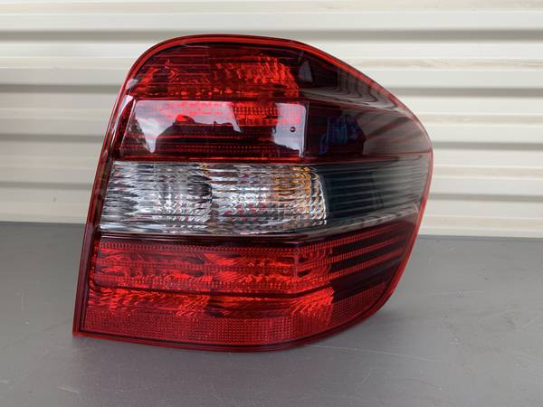 Photo 2007-2011 Mercedes Benz ML63 Rear Taillight Right Side $80