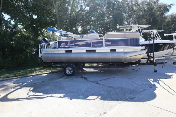 2018 Suntracker Pary Barge 18 DLX $17,995