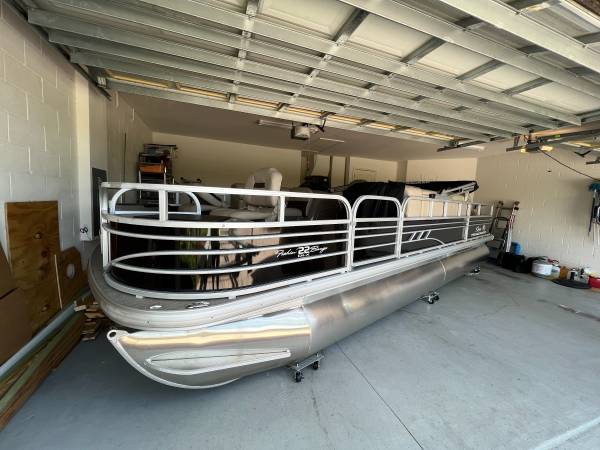 2022 Sun Tracker Fishin Barge 22 DLX Pontoon $39,000