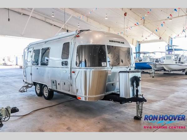 Photo 2023 Used Airstream Flying Cloud 23FB Twin $84,999